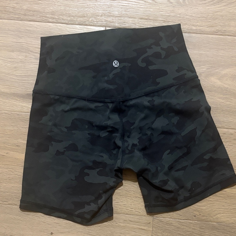 lululemon athletica Black Camo High-Rise Athletic Shorts 6 EEUC FastShip - Picture 1 of 1